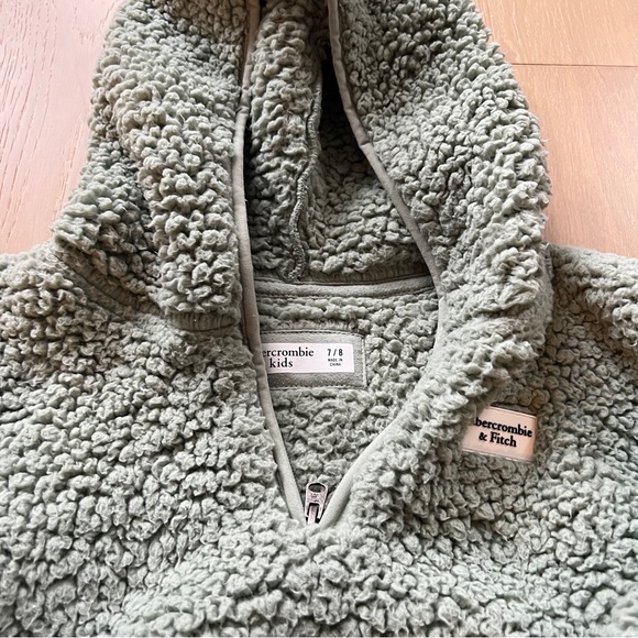 Girls EUC Abercrombie and Fitch Sherpa hoodie - size 7/8 - Picture 2 of 2